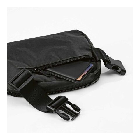 Singapore Gürteltasche 1,5L aus recy. Nylon. Mit 2 Fächern und verstellbarem Hüftgurt. Schwarz
