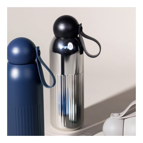 Sagaform Tekla Stahlisolierflasche Chrom (recycelt) 500 ml Chrom | Gravur | Seite 1 Oberseite | 60 mm x 35 mm