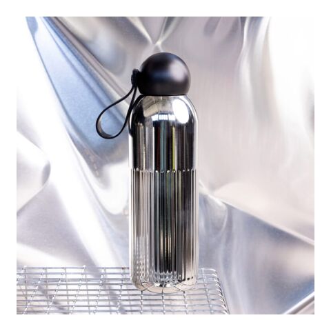 Sagaform Tekla Stahlisolierflasche Chrom (recycelt) 500 ml Chrom | Gravur | Seite 1 Oberseite | 60 mm x 35 mm