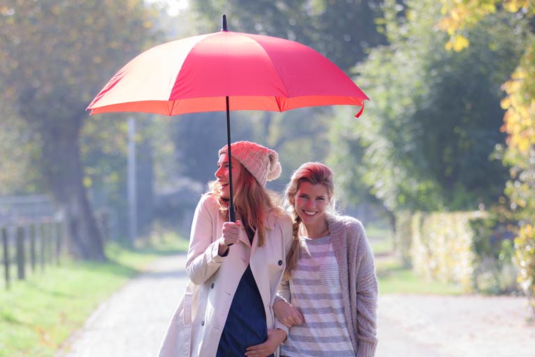 Bunte Regenschirme für auffälligen Werbeauftritt